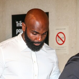 Kaaris de son vrai nom Okou Armand Gnakouri - Les rappeurs Kaaris et Booba, ainsi que neuf autres prévenus, ont été jugés ce jeudi devant le tribunal correctionnel de Créteil pour violences aggravées et vols en réunion après leur bagarre à Orly le 1er août dernier le 6 septembre 2018. Après plus de dix heures d'audience, jeudi le procureur a requis une peine de douze mois de prison avec sursis contre les deux rappeurs, se refusant de faire une différence entre les deux camps.