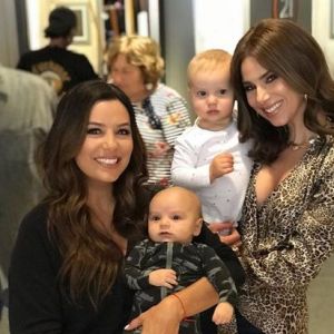 Eva Longoria pose avec Santiago, Roselyn Sanchez et son fils. Instagram, le 6 septembre 2018