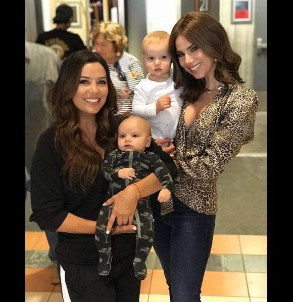 Eva Longoria pose avec Santiago, Roselyn Sanchez et son fils. Instagram, le 6 septembre 2018