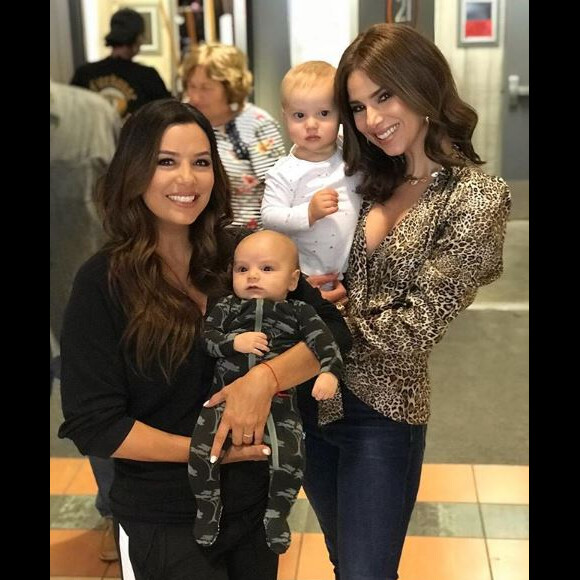 Eva Longoria pose avec Santiago, Roselyn Sanchez et son fils. Instagram, le 6 septembre 2018