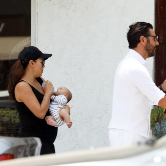 Exclusif - Eva Longoria et son mari Jose Baston ont été aperçus avec leur fils Santiago dans les rues de Beverly Hills, le 25 aout 2018.