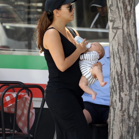 Exclusif - Eva Longoria et son mari Jose Baston ont été aperçus avec leur fils Santiago dans les rues de Beverly Hills, le 25 aout 2018.