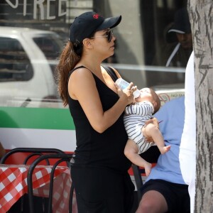 Exclusif - Eva Longoria et son mari Jose Baston ont été aperçus avec leur fils Santiago dans les rues de Beverly Hills, le 25 aout 2018.