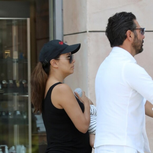 Exclusif - Eva Longoria et son mari Jose Baston ont été aperçus avec leur fils Santiago dans les rues de Beverly Hills, le 25 aout 2018.