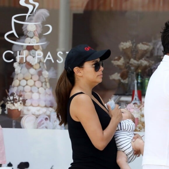 Exclusif - Eva Longoria et son mari Jose Baston ont été aperçus avec leur fils Santiago dans les rues de Beverly Hills, le 25 aout 2018.