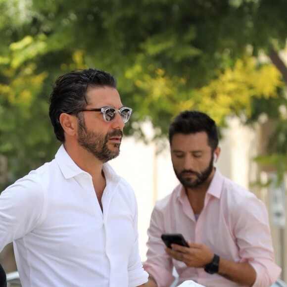 Exclusif - Eva Longoria et son mari Jose Baston ont été aperçus avec leur fils Santiago dans les rues de Beverly Hills, le 25 aout 2018.