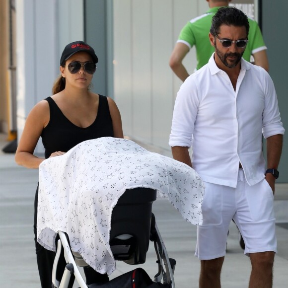 Exclusif - Eva Longoria et son mari Jose Baston ont été aperçus avec leur fils Santiago dans les rues de Beverly Hills, le 25 aout 2018.