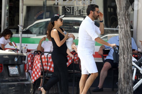 Exclusif - Prix Spécial - No Web - Eva Longoria et son mari Jose Baston ont été aperçus avec leur fils Santiago dans les rues de Beverly Hills, le 25 aout 2018. - Veuillez flouter le visage de l'enfant avant publication -  Exclusive - For Germany Call For Price - No Web - New mom Eva Longoria enjoys a family outing in Beverly Hills with her husband Jose Baston and their newborn son Santiago Enrique Baston. Eva removed baby Santiago, who was born back in June, from his stroller to bottle feed him while the happy trio cruised around the 90210. - Please hide children face prior publication -25/08/2018 - Los Angeles