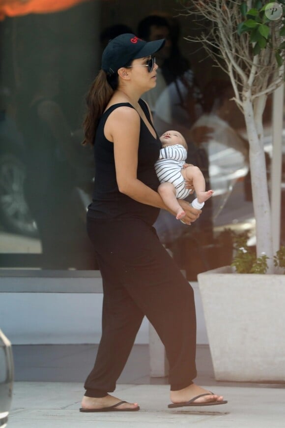 Exclusif - Prix Spécial - No Web - Eva Longoria et son mari Jose Baston ont été aperçus avec leur fils Santiago dans les rues de Beverly Hills, le 25 aout 2018. - Veuillez flouter le visage de l'enfant avant publication -  Exclusive - For Germany Call For Price - No Web - New mom Eva Longoria enjoys a family outing in Beverly Hills with her husband Jose Baston and their newborn son Santiago Enrique Baston. Eva removed baby Santiago, who was born back in June, from his stroller to bottle feed him while the happy trio cruised around the 90210. - Please hide children face prior publication -25/08/2018 - Los Angeles