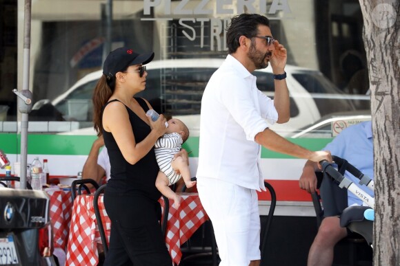 Exclusif - Prix Spécial - No Web - Eva Longoria et son mari Jose Baston ont été aperçus avec leur fils Santiago dans les rues de Beverly Hills, le 25 aout 2018. - Veuillez flouter le visage de l'enfant avant publication -  Exclusive - For Germany Call For Price - No Web - New mom Eva Longoria enjoys a family outing in Beverly Hills with her husband Jose Baston and their newborn son Santiago Enrique Baston. Eva removed baby Santiago, who was born back in June, from his stroller to bottle feed him while the happy trio cruised around the 90210. - Please hide children face prior publication -25/08/2018 - Los Angeles