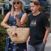 Reese Witherspoon est allée prendre le petit déjeuner avec son fils Deacon Phillippe à Brentwood, le 29 juin 2017