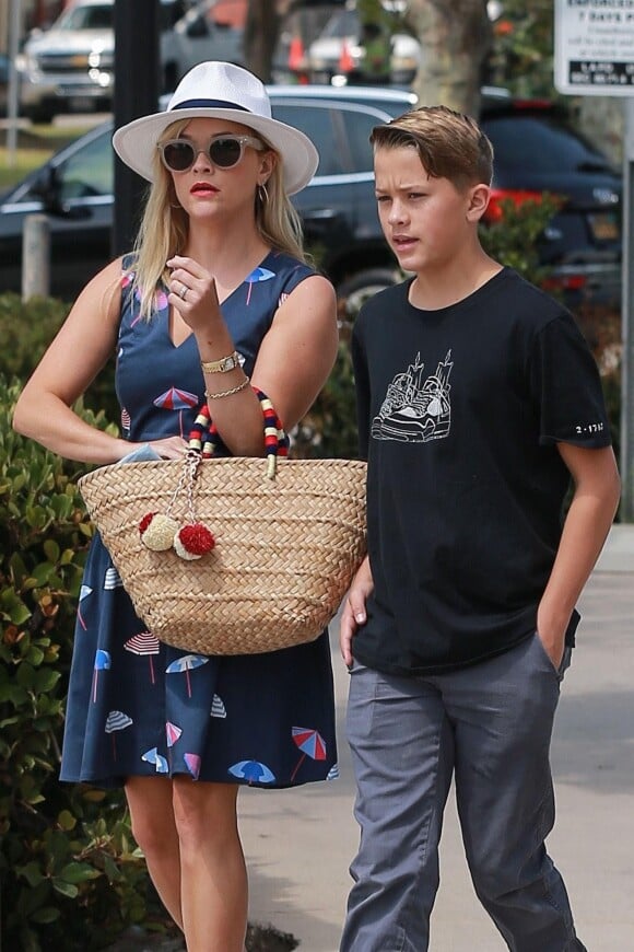 Reese Witherspoon est allée prendre le petit déjeuner avec son fils Deacon Phillippe à Brentwood, le 29 juin 2017