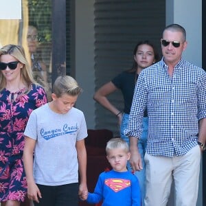 Reese Witherspoon se rend à l'église avec son mari Jim Toth et ses deux enfants Deacon Phillippe et Tennessee Toth à Los Angeles, le 28 août 2016