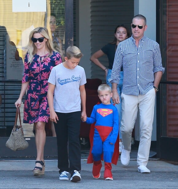 Reese Witherspoon se rend à l'église avec son mari Jim Toth et ses deux enfants Deacon Phillippe et Tennessee Toth à Los Angeles, le 28 août 2016