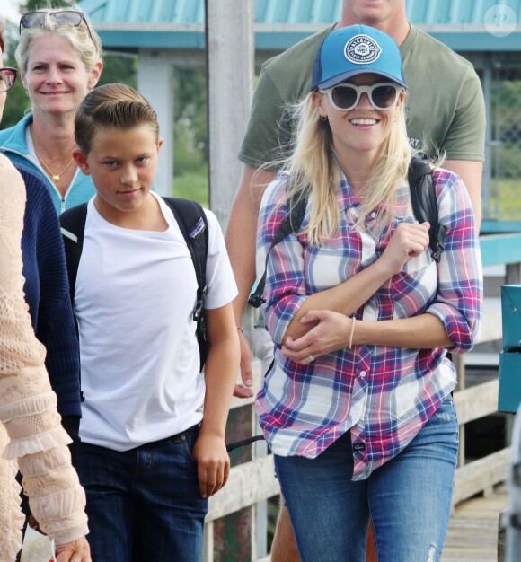 Reese Witherspoon et son fils Deacon Phillippe débarquent d'un hydravion à Tofino au Canada le 21 juillet 2016
