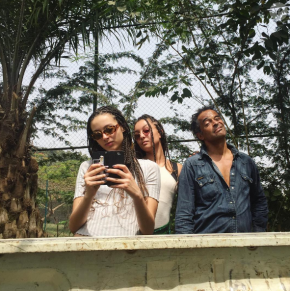 Jenaye Noah au Cameroun avec son papa Yannick Noah et sa soeur Yéléna. Photo postée sur Instagram en janvier 2017.