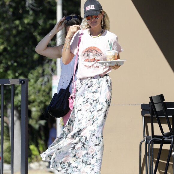 Laeticia Hallyday a déjeuné avec son agent Laurence Favalelli dans un restaurant de sushis à Los Angeles le 13 septembre 2018.