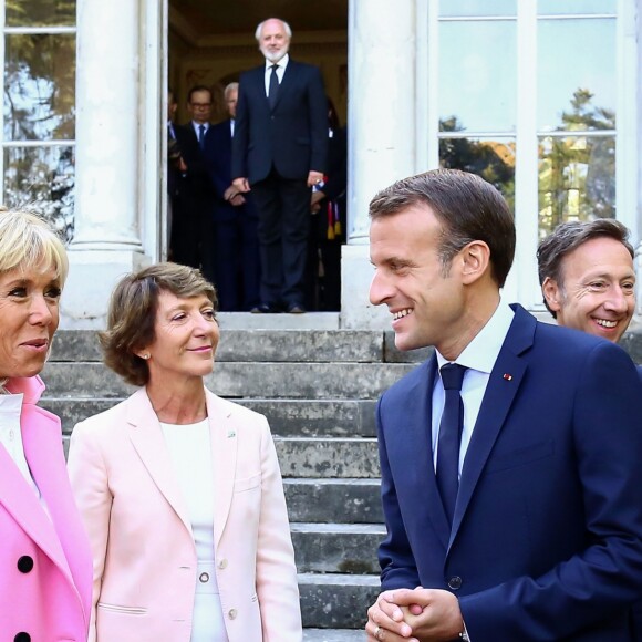 Le président de la République française Emmanuel Macron, sa femme la Première Dame Brigitte Macron (Trogneux) et Stéphane Bern, responsable de la mission patrimoine - Le président de la République française et sa femme la Première Dame visitent la villa Viardot à l'occasion des Journées Européennes du Patrimoine à Bougival, France, le 15 septembre 2018. © Stéphane Lemouton/Bestimage