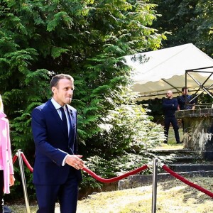Le président de la République française Emmanuel Macron, sa femme la Première Dame Brigitte Macron (Trogneux) et le maire de Bougival Luc Wattelle - Le président de la République française et sa femme la Première Dame visitent la villa Viardot à l'occasion des Journées Européennes du Patrimoine à Bougival, France, le 15 septembre 2018. © Stéphane Lemouton/Bestimage