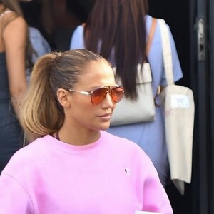 Jennifer Lopez est allée acheter un café à emporter chez Alfred à West Hollywood. Le 30 août 2018.