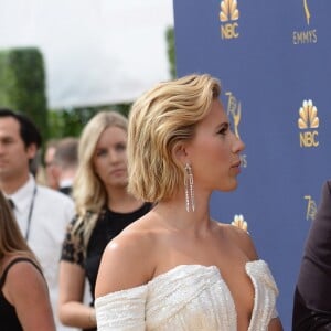 Scarlett Johansson et son compagnon Colin Jost au 70ème Primetime Emmy Awards au théâtre Microsoft à Los Angeles, le 17 septembre 2018.