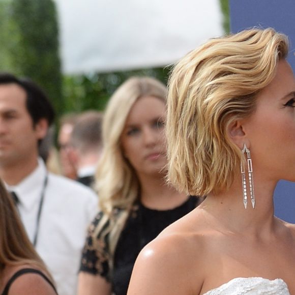 Scarlett Johansson et son compagnon Colin Jost au 70ème Primetime Emmy Awards au théâtre Microsoft à Los Angeles, le 17 septembre 2018.