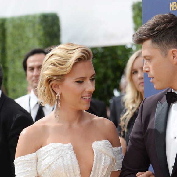 Scarlett Johansson et son compagnon Colin Jost au 70ème Primetime Emmy Awards au théâtre Microsoft à Los Angeles, le 17 septembre 2018.