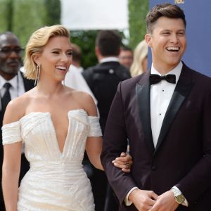 Scarlett Johansson et son compagnon Colin Jost au 70ème Primetime Emmy Awards au théâtre Microsoft à Los Angeles, le 17 septembre 2018.