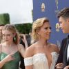 Scarlett Johansson et son compagnon Colin Jost au 70ème Primetime Emmy Awards au théâtre Microsoft à Los Angeles, le 17 septembre 2018.