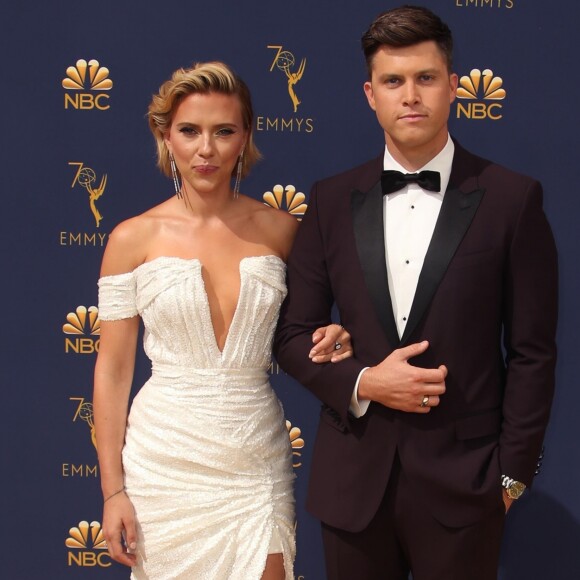 Scarlett Johansson et son compagnon Colin Jost au 70ème Primetime Emmy Awards au théâtre Microsoft à Los Angeles, le 17 septembre 2018.