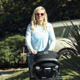 Exclusif - Kirsten Dunst promène son nouveau-né Ennis en poussette dans le quartier de Toluca Lake à Los Angeles, le 11 septembre 2018.
