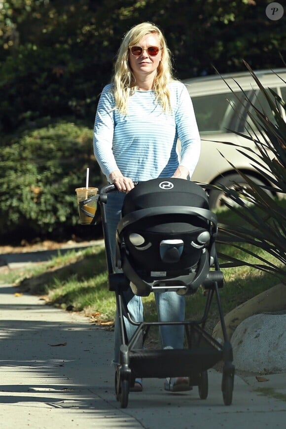 Exclusif - Kirsten Dunst promène son nouveau-né Ennis en poussette dans le quartier de Toluca Lake à Los Angeles, le 11 septembre 2018.