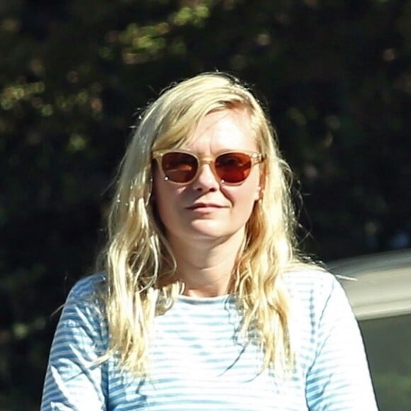 Exclusif - Kirsten Dunst promène son nouveau-né Ennis en poussette dans le quartier de Toluca Lake à Los Angeles, le 11 septembre 2018.