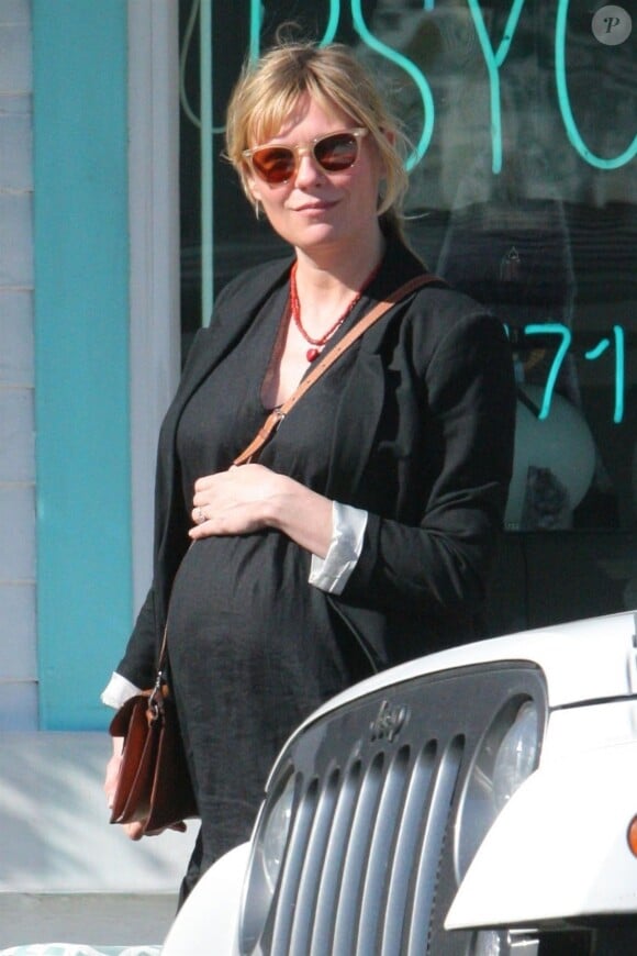 Exclusif - Kirsten Dunst très enceinte fait des courses à Los Angeles, le 17 avril 2018.