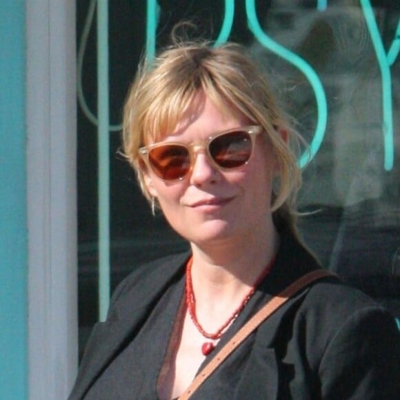 Exclusif - Kirsten Dunst très enceinte fait des courses à Los Angeles, le 17 avril 2018.