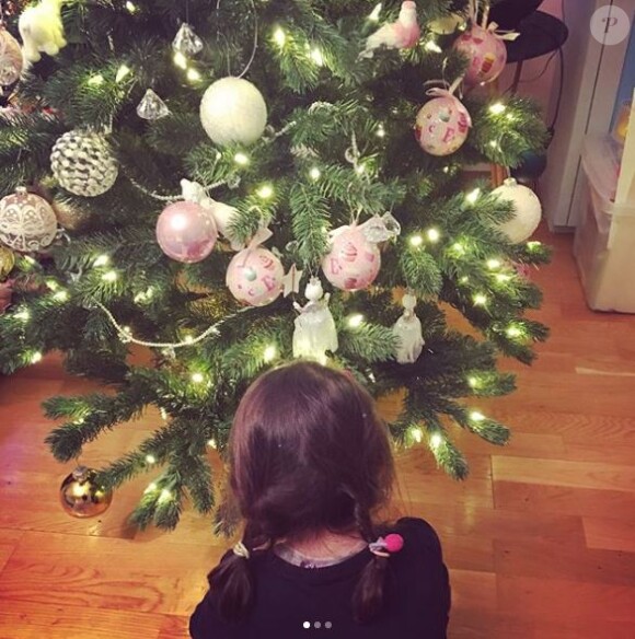 L'adorable fille de Laurence Boccolini, Willow, a décoré le sapin de Noël.
