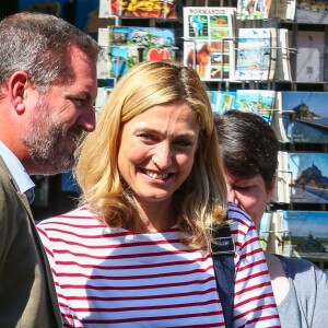 L'ancien président de la République François Hollande a dédicacé son livre "Les leçons du pouvoir" en compagnie de sa compagne Julie Gayet et de sa chienne Philae, à la libraire "OCEP- Place Média" à Octenville puis à "L'Encre Bleue" à Granville le 1er septembre 2018.