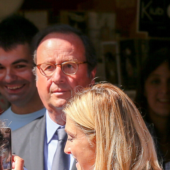 L'ancien président de la République François Hollande a dédicacé son livre "Les leçons du pouvoir" en compagnie de sa compagne Julie Gayet et de sa chienne Philae, à la libraire "OCEP- Place Média" à Octenville puis à "L'Encre Bleue" à Granville le 1er septembre 2018.