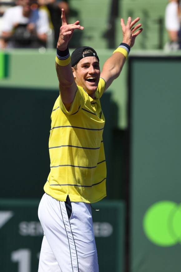 John Isner - John Isner a battu Alexander Zverev lors de la finale masculine du Miami Open au Crandon Park Tennis Center à Key Biscayne en Floride, le 1er avril 2018.