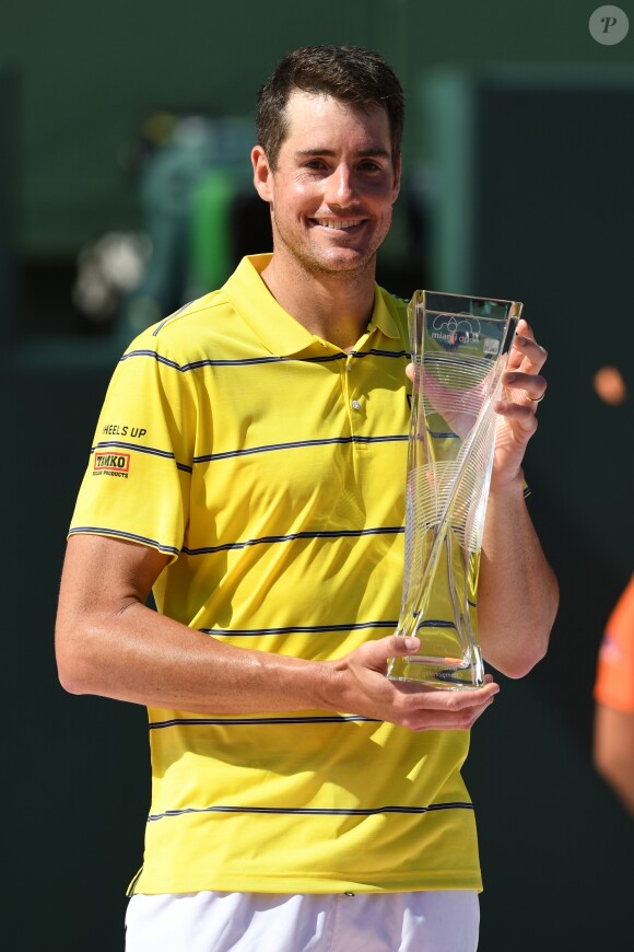 John Isner remporte le premier Masters 1000 de sa carrière lors de la finale masculine du Miami Open au Crandon Park Tennis Center à Key Biscayne en Floride, le 1er avril 2018.