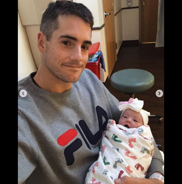 John Isner présente sa fille Grace née le 15 septembre 2018 sur Instagram.
