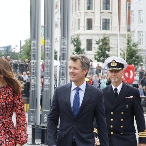 Le prince Frederik de Danemark et la princesse Mary avec Emmanuel Macron et sa femme Brigitte en visite officielle, sur le parvis du théâtre royal de Copenhague le 29 août 2018. © Dominique Jacovides / Bestimage