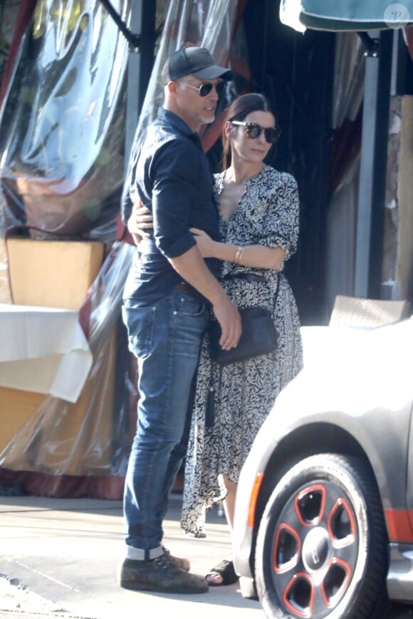 Exclusif - Sandra Bullock et son compagnon Bryan Randall se câlinent et s'embrassent à la sortie du restaurant Piccolino à Beverly Hills, le 14 octobre 2017.
