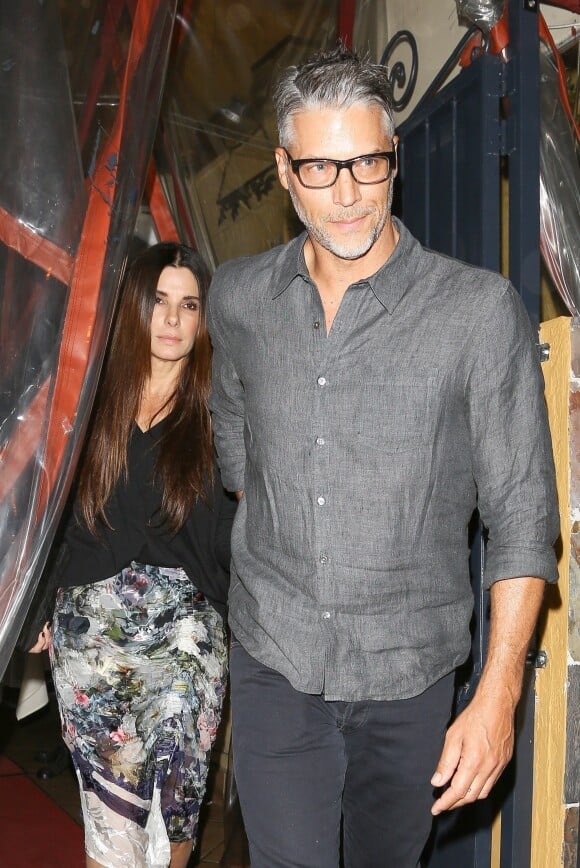 Exclusif - Jennifer Aniston est allée diner avec Sandra Bullock et son compagnon Bryan Randall au restaurant Il Piccolino à West Hollywood, le 21 octobre 2017.