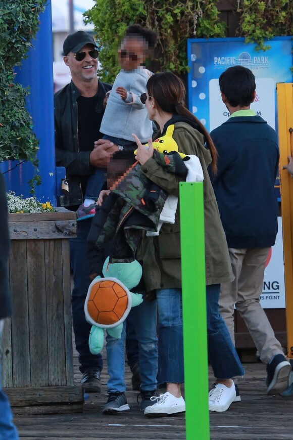 Exclusif - Sandra Bullock s'amuse avec son compagnon Bryan Randall et ses enfants Laila et Louis dans les manèges de Santa Monica Pier à Los Angeles, le 26 mai 2017.