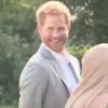 Le prince Harry a été filmé par le journaliste Chris Ship d'ITV News en train de voler des samoussas lors de la réception organisée par Meghan Markle, duchesse de Sussex, au palais de Kensington le 20 septembre 2018 pour le lancement du livre de recettes qu'elle a préfacé, "Together".