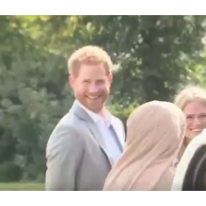 Le prince Harry a été filmé par le journaliste Chris Ship d'ITV News en train de voler des samoussas lors de la réception organisée par Meghan Markle, duchesse de Sussex, au palais de Kensington le 20 septembre 2018 pour le lancement du livre de recettes qu'elle a préfacé, "Together".