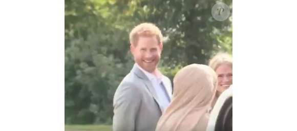Le prince Harry a été filmé par le journaliste Chris Ship d'ITV News en train de voler des samoussas lors de la réception organisée par Meghan Markle, duchesse de Sussex, au palais de Kensington le 20 septembre 2018 pour le lancement du livre de recettes qu'elle a préfacé, "Together".