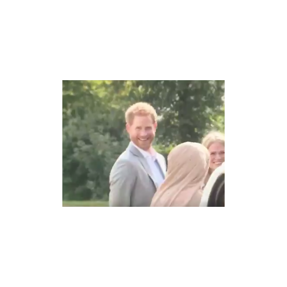 Le prince Harry a été filmé par le journaliste Chris Ship d'ITV News en train de voler des samoussas lors de la réception organisée par Meghan Markle, duchesse de Sussex, au palais de Kensington le 20 septembre 2018 pour le lancement du livre de recettes qu'elle a préfacé, "Together".