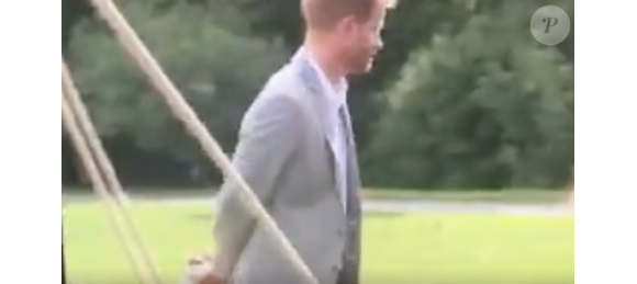 Le prince Harry a été filmé par le journaliste Chris Ship d'ITV News en train de voler des samoussas lors de la réception organisée par Meghan Markle, duchesse de Sussex, au palais de Kensington le 20 septembre 2018 pour le lancement du livre de recettes qu'elle a préfacé, "Together".